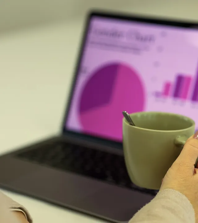 Un portable affichant une courbe, près d'une tasse