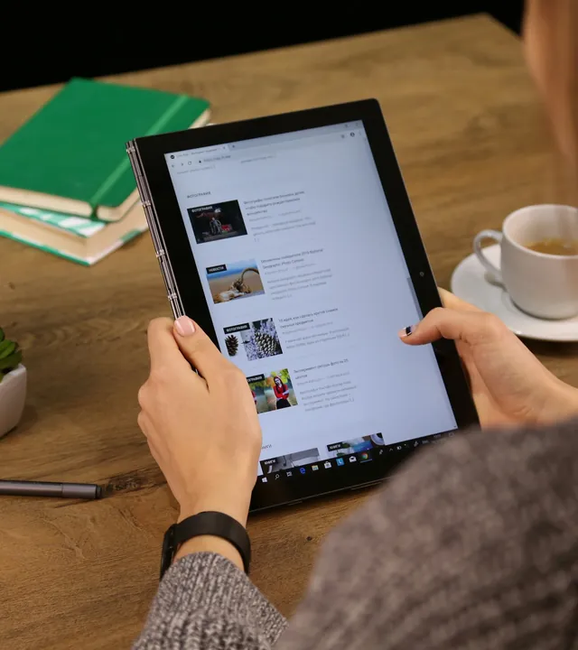 Une tablette qu'on lit sur un bureau